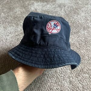 VTG 90’s NY Yankees Navy Blue Bucket Hat